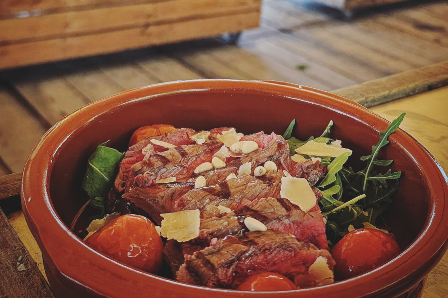 Lekkere steak met rucola en tomaatjes